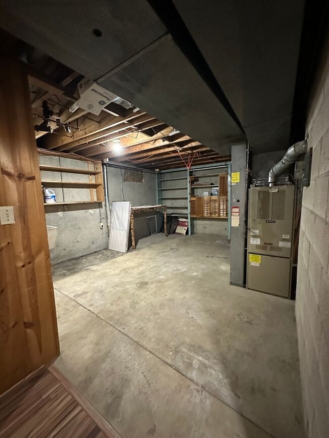 Building Photo - PENDING APPLICATION- Spacious 3 Bedroom/1....