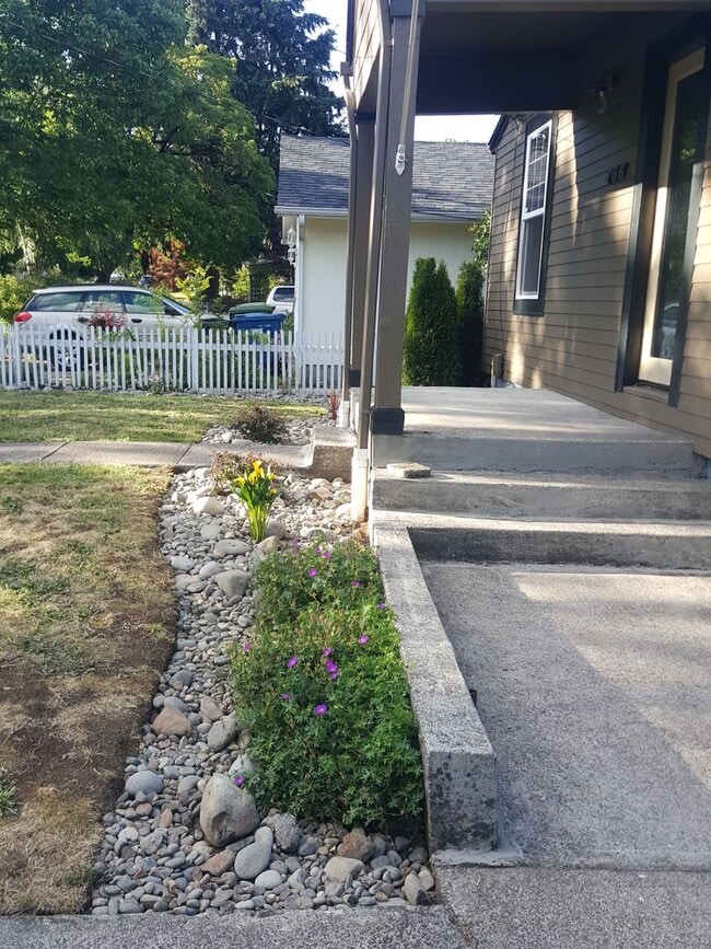 Building Photo - 4 Bed, 1 Bath, Large fenced yard, Shop, En...