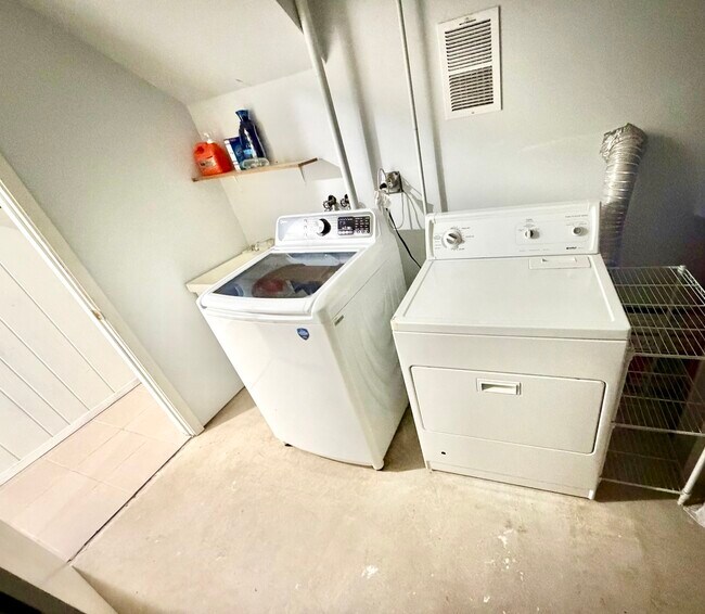 Building Photo - 213 Vintage Ln