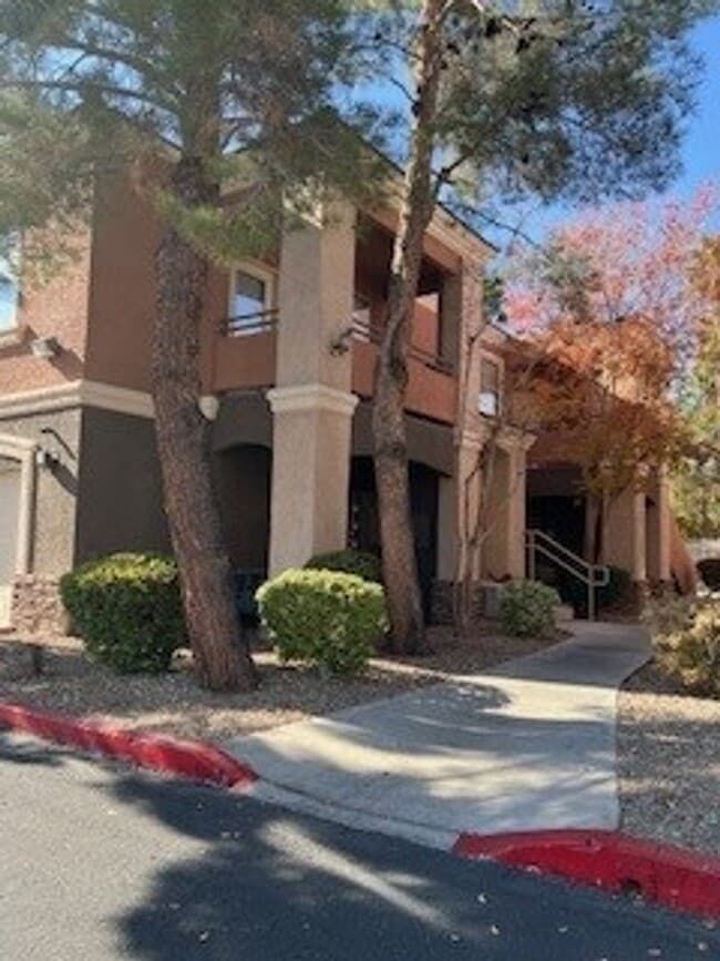 Building Photo - Two Bedroom  - Two Bathroom with attached Garage Ready For Move In