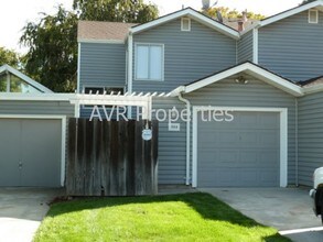 Building Photo - Upgraded Livermore townhome with lots of natural light!