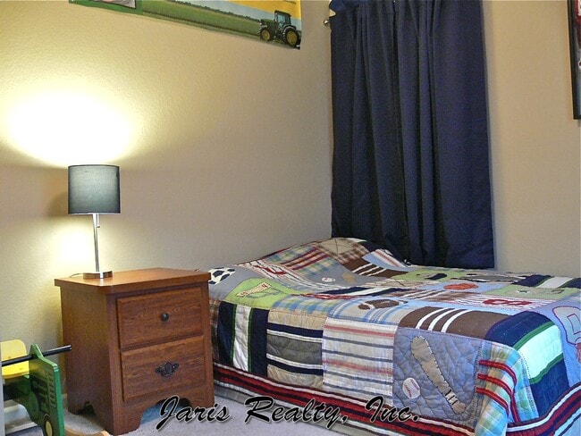 Building Photo - Immaculate just update  in the 4BR The Meadows