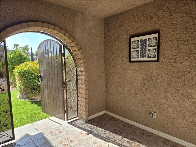Building Photo - 5945 N El Capitan Way