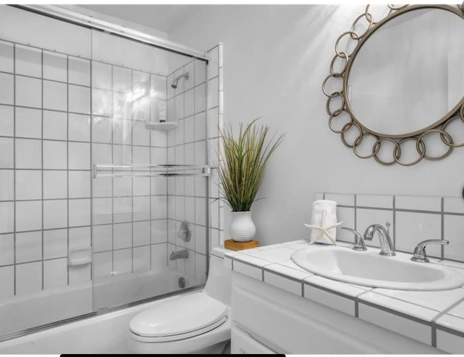 2nd Bathroom 2 - 138 S Broadway