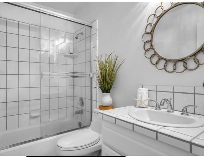 2nd Bathroom 2 - 138 S Broadway