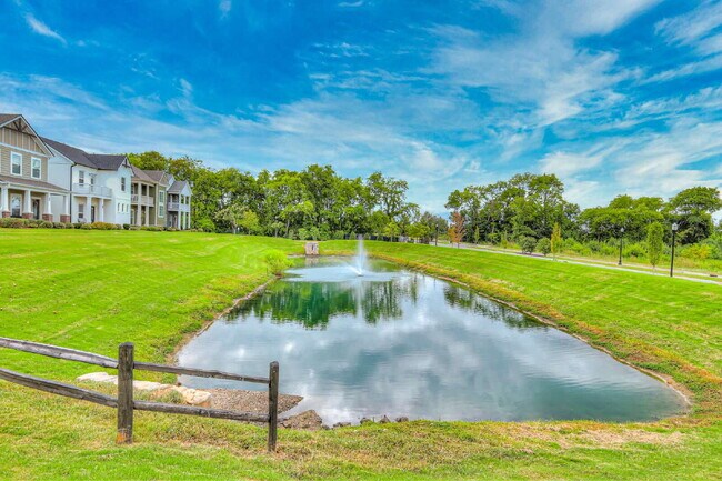 Building Photo - Like-New Modern Townhome Near Dining, Shopping, Trails & Old Hickory Lake