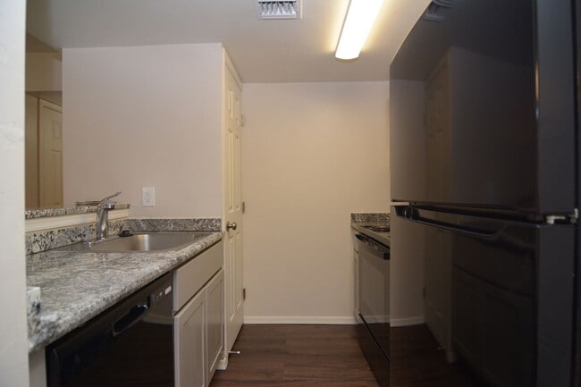 Building Photo - Remodeled 1 Bedroom 1 Bath Condo! Great Ce...