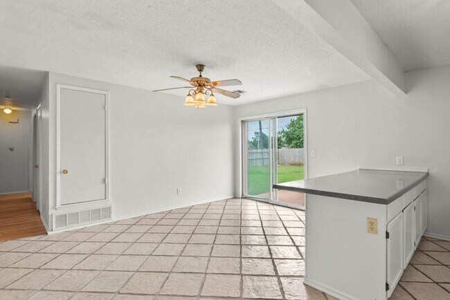 Building Photo - 220 E Beech Ave