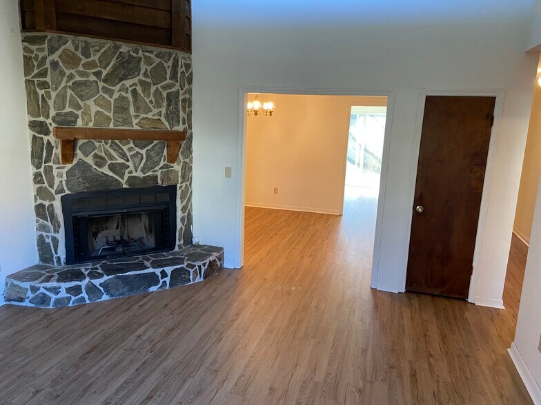 Building Photo - 5010 Hawthorne Ct