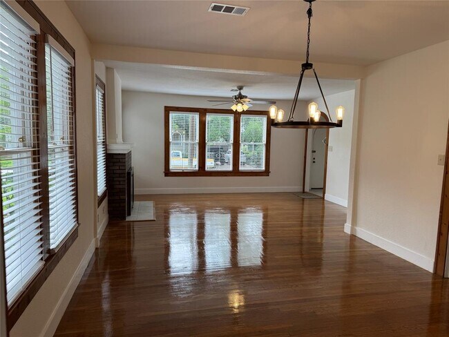 Building Photo - 2842 Shoal Crest Ave