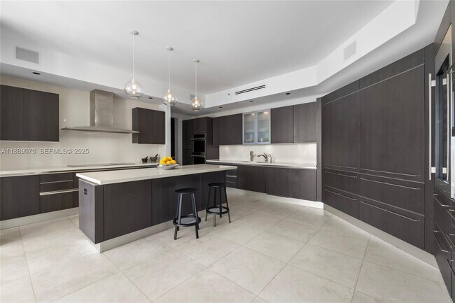 Building Photo - 7133 Fisher Island Dr