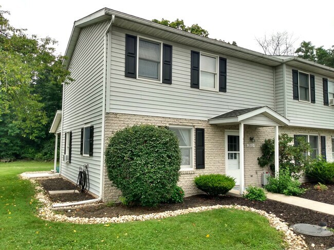 Building Photo - 2860 Fillmore Dr