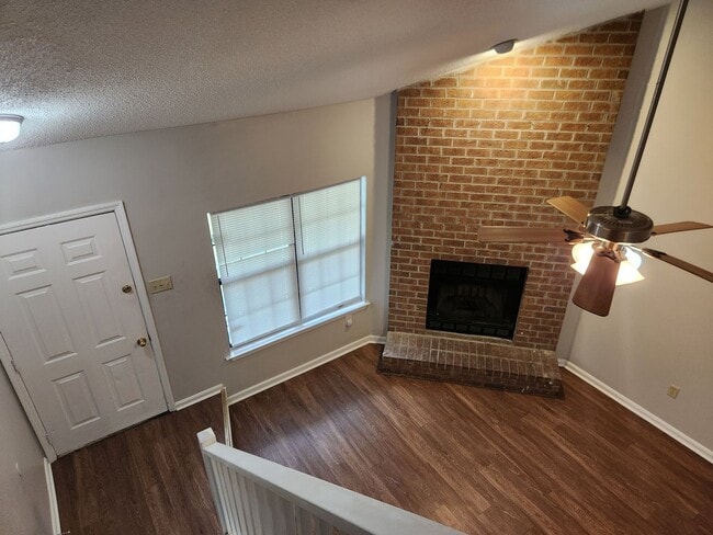 Building Photo - **Available January 1st** 3 Bedroom, 2.5 Bath Town Home