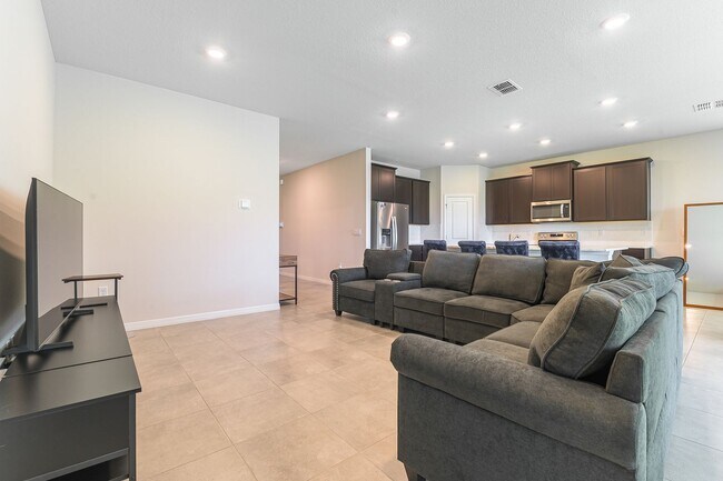 Building Photo - Pet Friendly, Spacious, modern 4 bed home ...