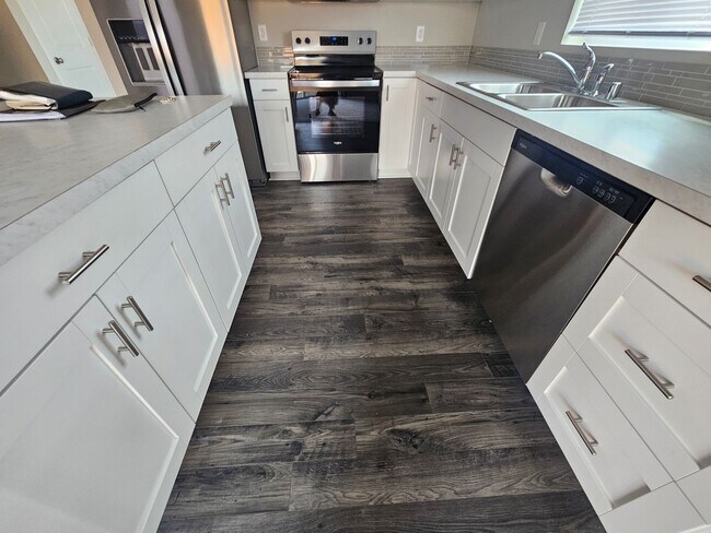 Building Photo - Stunning 4-Bedroom Pet-Friendly Home for L...