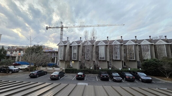 Building Photo - 405 W 7th St