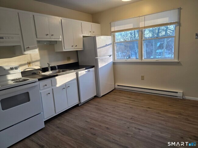 Building Photo - 100 Hickory St