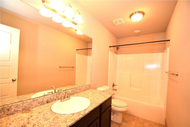 Building Photo - 710 SW Willowpoint Rd