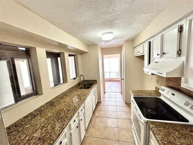Building Photo - 10639 Sandpiper Dr