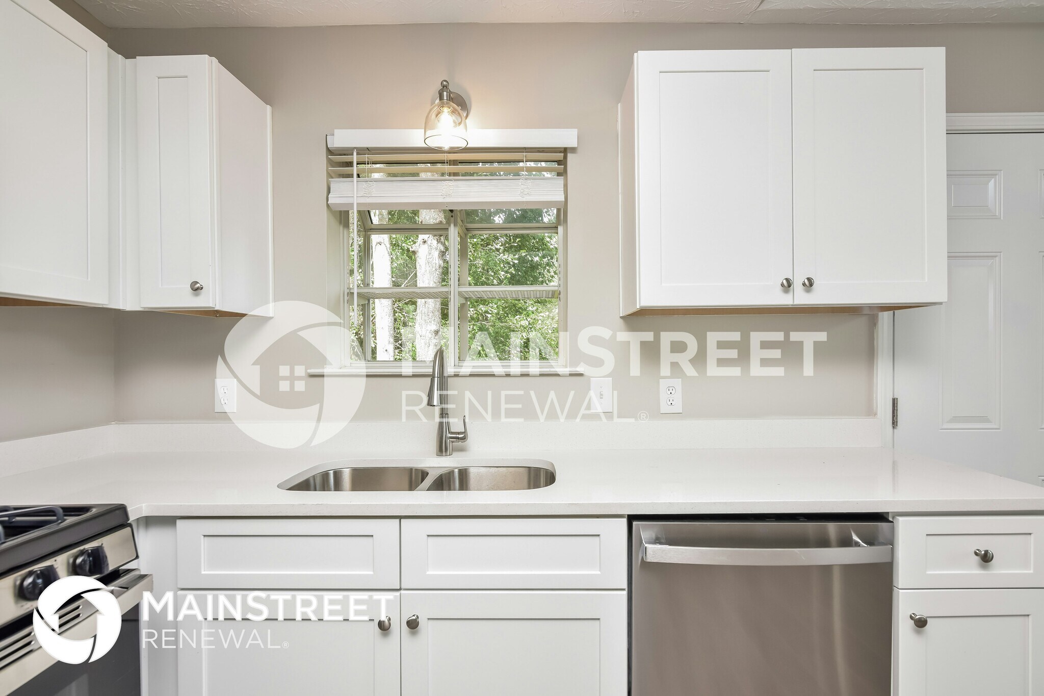 Building Photo - 657 Lake Dr SW