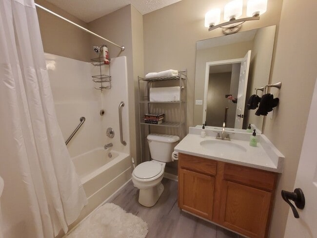 Building Photo - Remodeled 3BR/2.5BA in Nashboro Golf Club