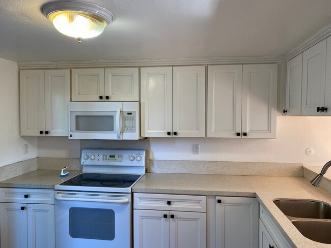 Building Photo - 140 E El Norte Pkwy