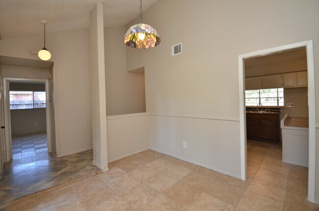 Building Photo - 522 Whippoorwill Dr