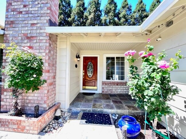 Building Photo - Gorgeous 3Bd/2BA + Den/Office or 4th Bedro...