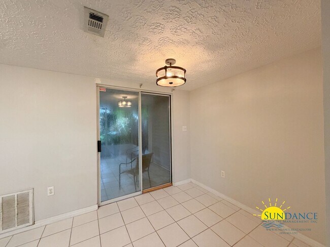 Building Photo - Gorgeous 2 Story Townhome in Fort Walton Beach!