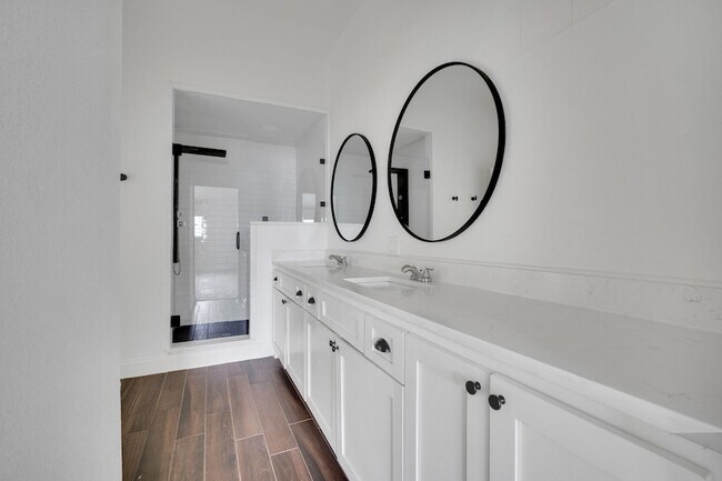 Building Photo - 3301 Yellowstone Dr