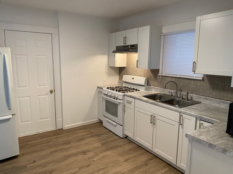 Kitchen - 904 W 26th St