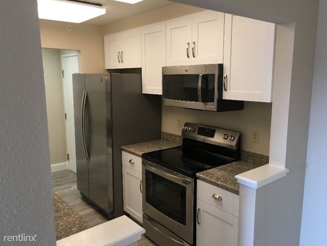 Building Photo - 930 Mission Rd