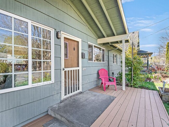 Building Photo - 1066 NE Madrona St