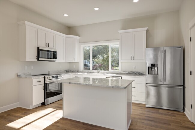 Building Photo - 306 W Taft St