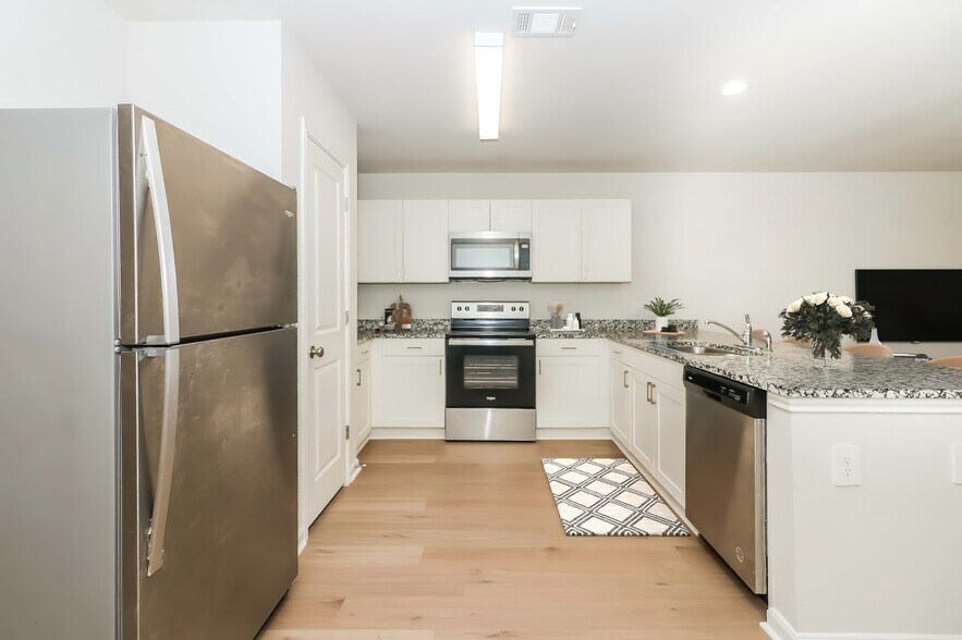 Building Photo - 10070 Cerritos dr