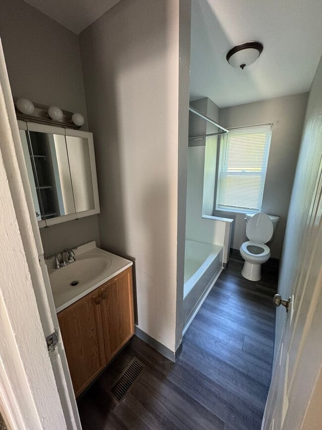 Building Photo - Lovely Two Bedroom Townhome