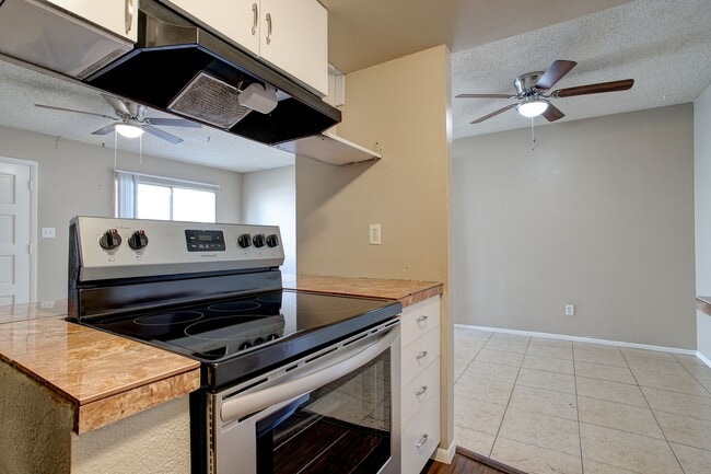 Building Photo - Wonderful Townhome centrally located.  Kit...