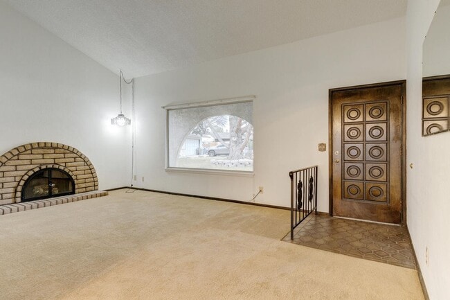 Building Photo - Charming Residence in a Prime Location 3bed/2bath