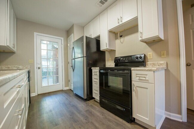 Building Photo - 4 BR 3 BA Town House! AVAILABLE AUGUST!