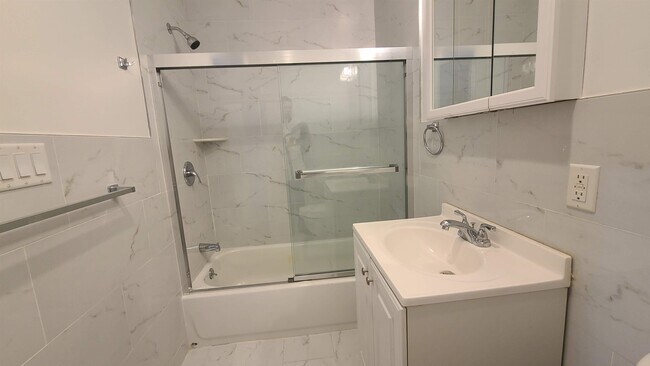 Building Photo - 100 Griffith St