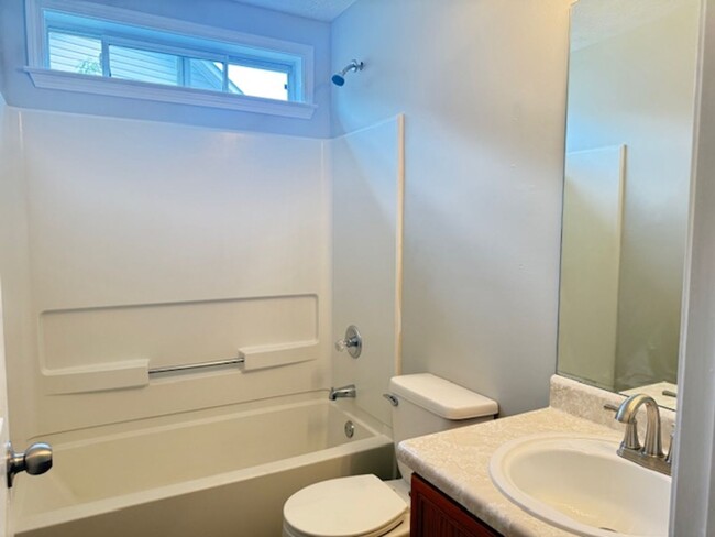 Building Photo - Beautifully Updated 3 BR / 2 BATH in Hampton!