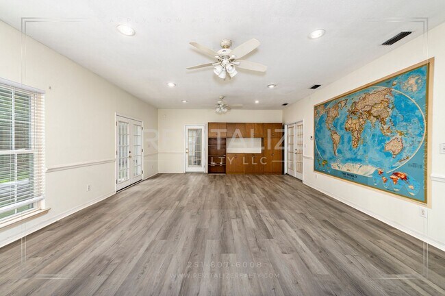 Building Photo - Daphne 3BR/2BA + Bonus Den – Spacious, Stylish & Full of Charm!