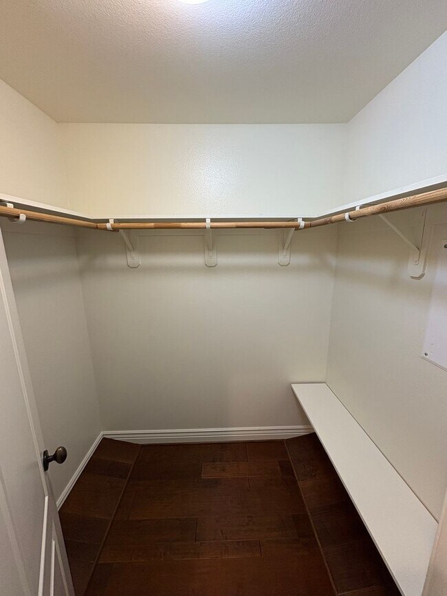 Building Photo - Two story home in NW Visalia Rent Ready!