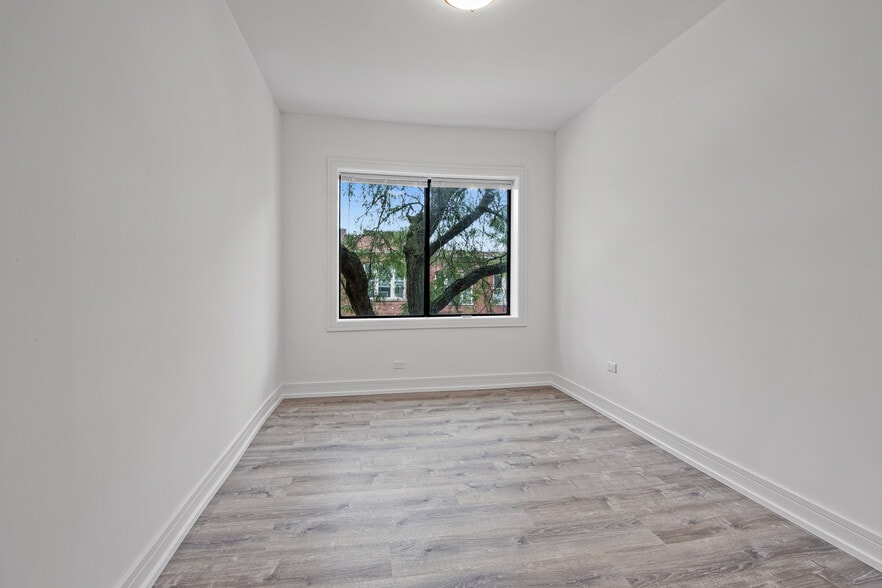 Building Photo - 1902 N Whipple St