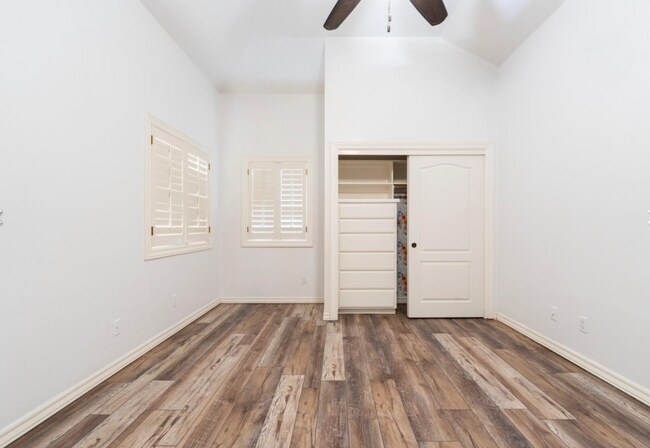 Building Photo - 585 E Chesapeake Cir