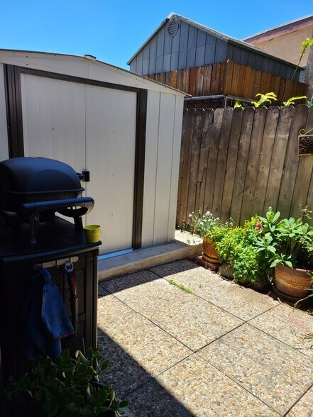 Building Photo - 644 E Birch St