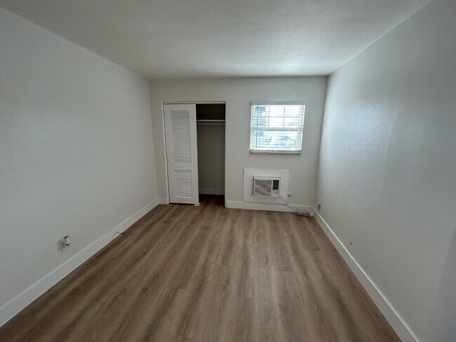 Building Photo - "Cozy 1-Bed Retreat in St. Pete's Heart – Your Perfect 285 Sq Ft Haven Awaits!"