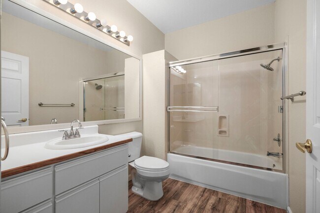 Building Photo - Beautiful single level condo, lower level ...