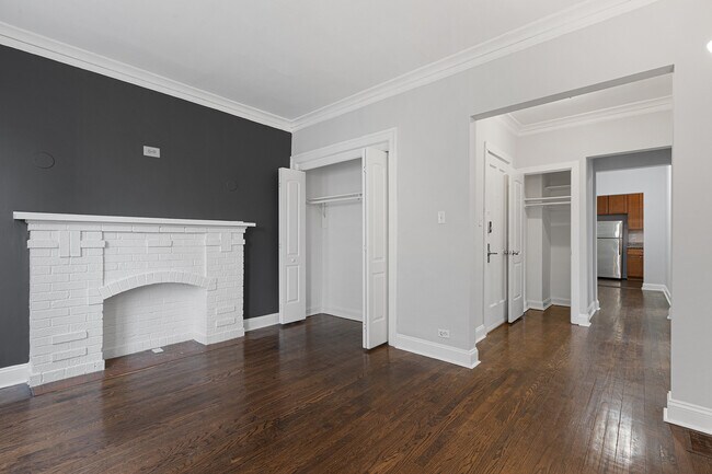 Building Photo - 1100 W Glenlake Ave