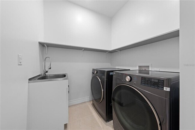 Building Photo - 1927 Greenbriar Ter